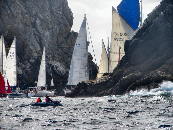 phot JC - passage entre rochers Tas de pois Camaret -.JPG