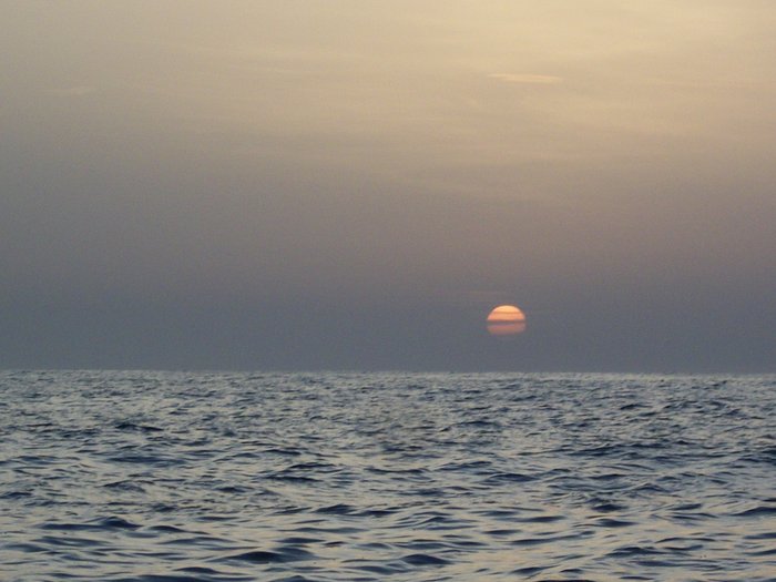 21 oct 2014 mardi 8h45 lever du soleil en nav vers Lisbonne (1).JPG (380.32 Kio) Consulté 23063 fois lever du soleil pendant mon quart !!!!! trop beau !!!!!!