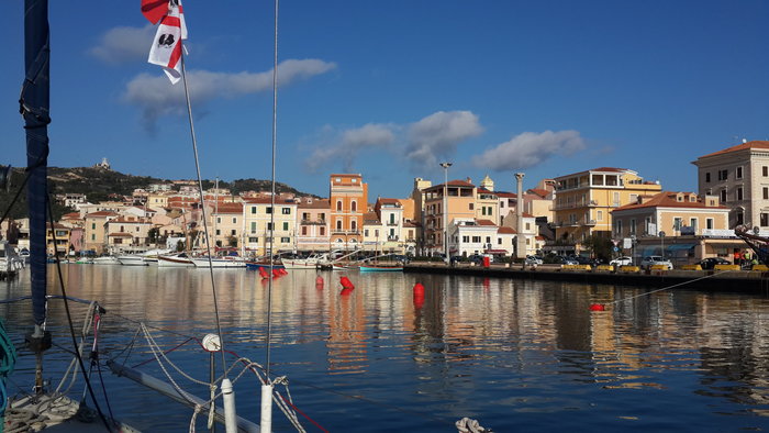 le vieux port de la ville de Maddalena