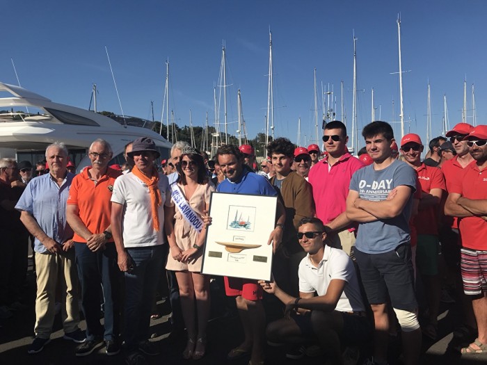 Remise du trophée. Et bien non je ne suis pas sur la photo