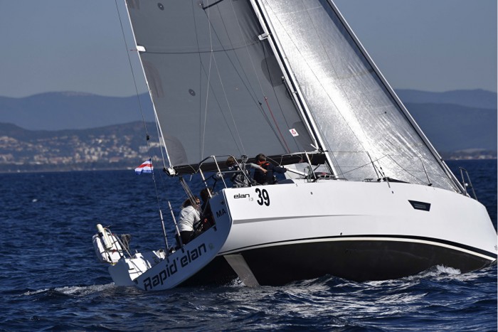 Un bateau pas net avec ses voiles grises!