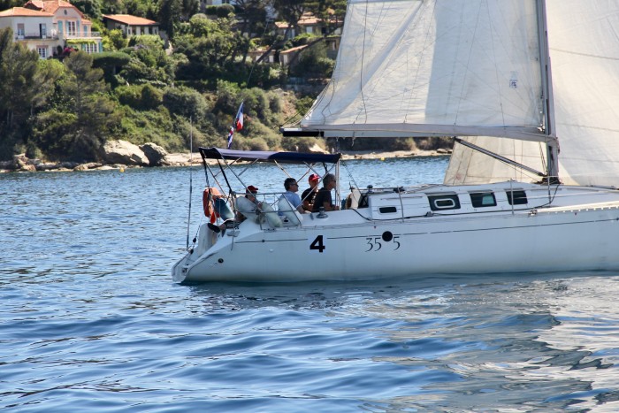 Mais comment on va bien pouvoir faire pour faire avancer ce put... de bateau