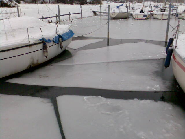 Le lac gelé autour du bateau